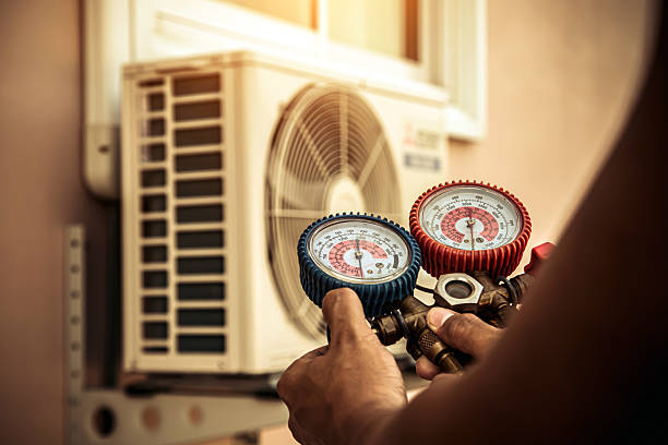 Professional Hvac technician working in Alplaus, NY